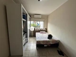 Foto de um quarto com cama e armário em um imóvel.
