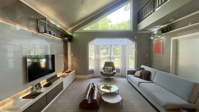 Sala de estar com sofá e painel de TV.