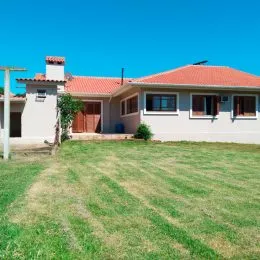 Fachada de uma casa em Lajeado, Brasil, com gramado verde em primeiro plano.