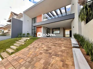 Fachada moderna de uma casa em Lajeado, Brasil, com paisagismo frontal.