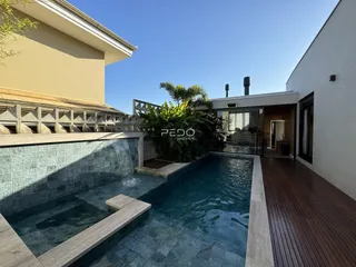 Vista externa de uma piscina e área de lazer de uma residência em Lajeado.