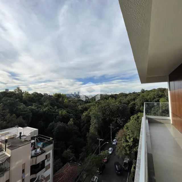 Vista aérea da paisagem de Lajeado com densa vegetação e edifícios.