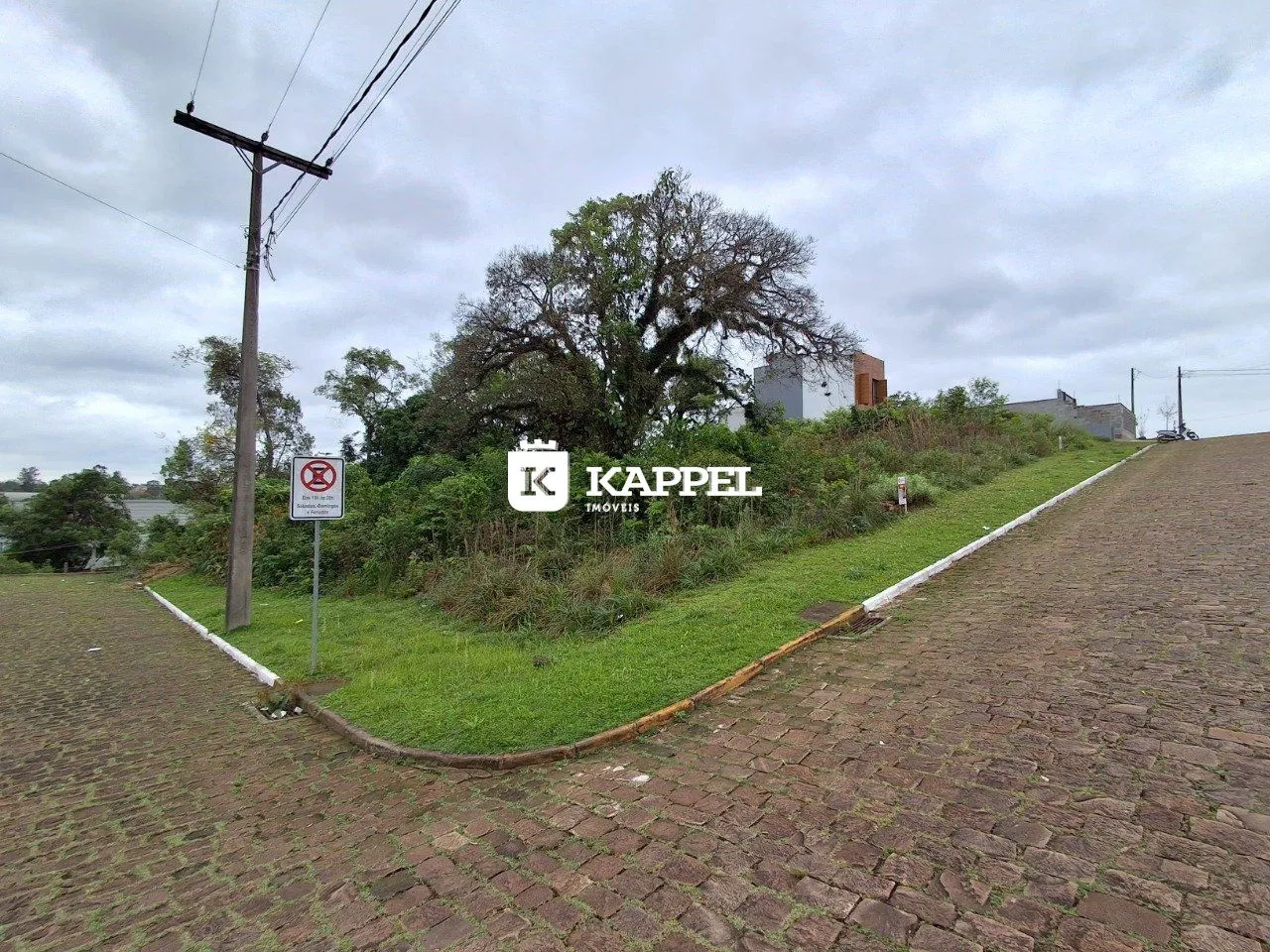 Vista externa de uma rua com gramado e árvores em Lajeado, Brasil.
