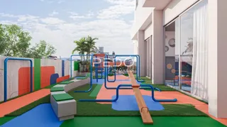 Vista de um jardim moderno com piso colorido e estruturas azuis em uma propriedade.