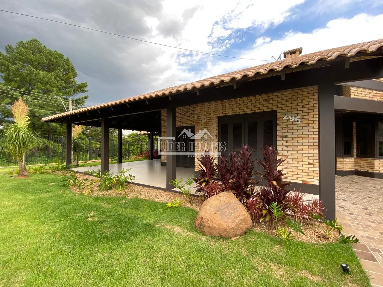 Casa com 4 dormitórios, foto 1