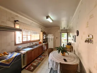 Foto de uma cozinha com armários de madeira e piso de cerâmica.