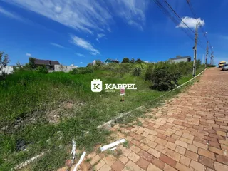 Vista externa de uma área gramada com caminho de tijolos em Lajeado.