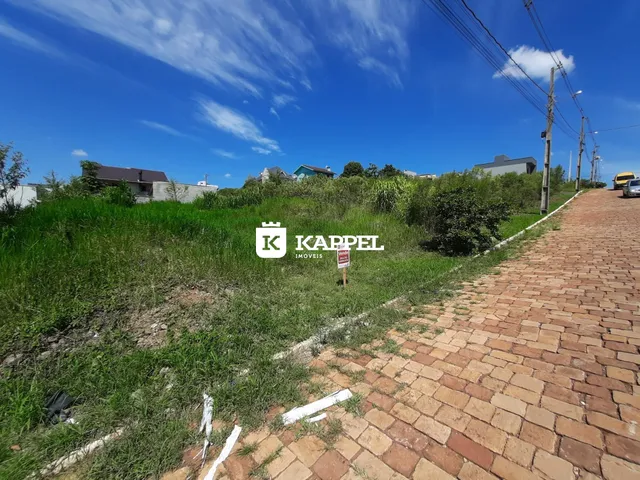 Vista externa de uma área gramada com caminho de tijolos em Lajeado.