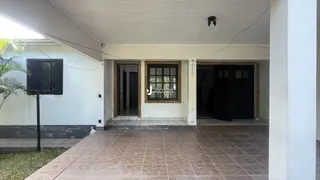 Fachada de uma residência com piso de cerâmica na área externa.