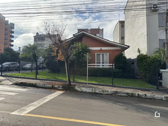 Fachada de uma casa em Lajeado, Brasil, com cerca e vegetação.