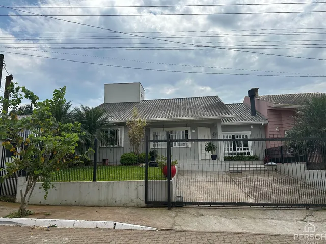 Fachada de uma casa residencial em Lajeado, Brasil, com cerca frontal e jardim.