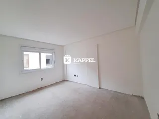 Foto de um cômodo vazio com paredes brancas e piso cru.
