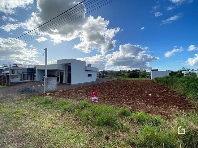 Vista da fachada de uma residência com terreno aberto na frente em Lajeado, Brasil.