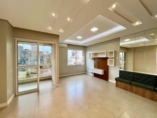 Sala de estar com piso de cerâmica e grandes portas de vidro.