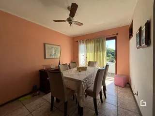 Foto de um ambiente interno com paredes cor de salmão e piso de cerâmica.