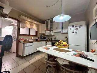 Foto de uma cozinha e sala de jantar em um imóvel no Brasil.