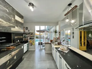 Vista de uma cozinha moderna em um apartamento no Brasil.
