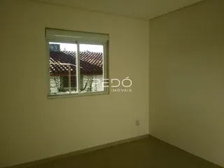 Vista interna de uma sala com janela em uma propriedade no Brasil.