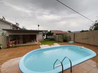 Foto de uma piscina externa em um imóvel no Brasil.