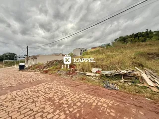 Vista externa de uma propriedade em Lajeado, Brasil, com vegetação e estrada no primeiro plano.