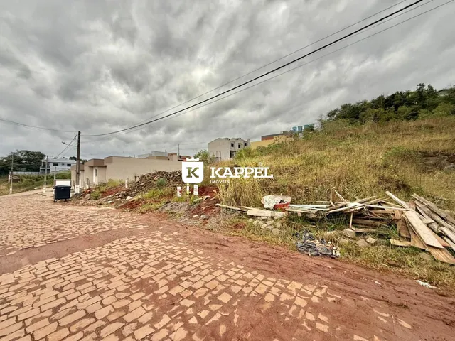 Vista externa de uma propriedade em Lajeado, Brasil, com vegetação e estrada no primeiro plano.