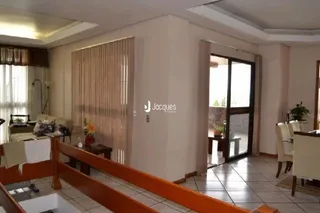 Vista interna de um corredor com piso de cerâmica e estrutura de madeira.