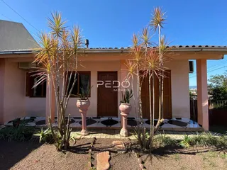Fachada de uma casa em Lajeado, Brasil, com plantas no jardim.