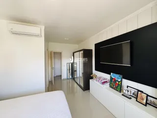 Quarto com cama e armário de closet em ambiente claro.