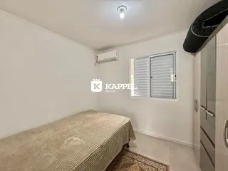 Foto de um quarto com cama e janela em um imóvel.