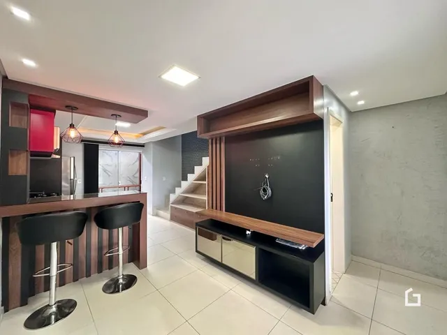 Ambiente interno moderno com bancada e armários em madeira.