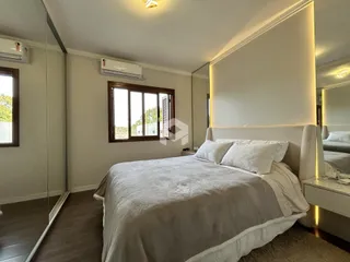 Quarto com cama e janela em um imóvel no Brasil.