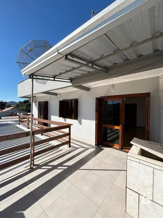 Fachada de uma casa em Lajeado com uma área externa coberta.