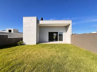 Fachada moderna de uma residência com gramado verde em Lajeado.