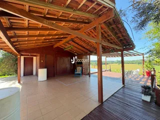 Vista da área externa coberta da propriedade em Lajeado.