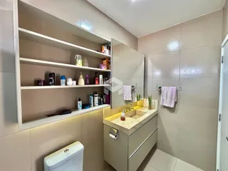 Foto de um banheiro com bancada e prateleiras em um imóvel no Brasil.