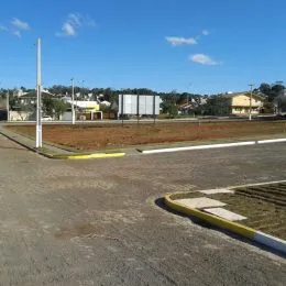 Vista externa de uma área de asfalto e terra em Lajeado, Brasil.