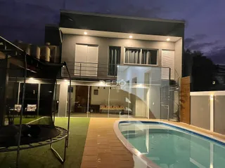 Fachada de uma residência com piscina e área externa em Lajeado, Brasil.
