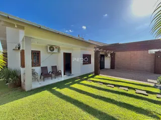 Fachada de uma casa em Lajeado, Brasil, com jardim gramado e área externa.