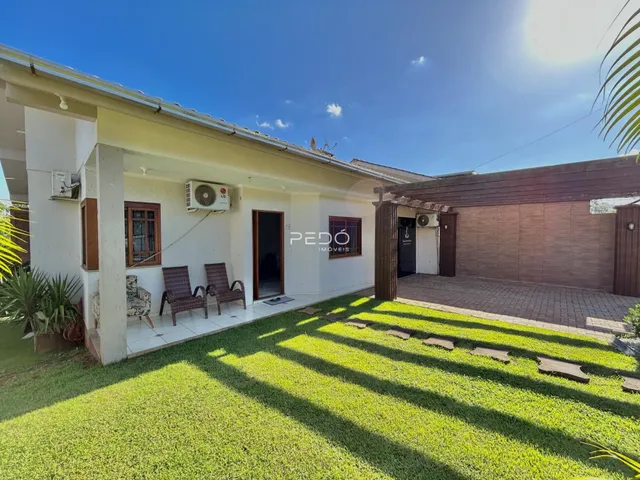 Fachada de uma casa em Lajeado, Brasil, com jardim gramado e área externa.