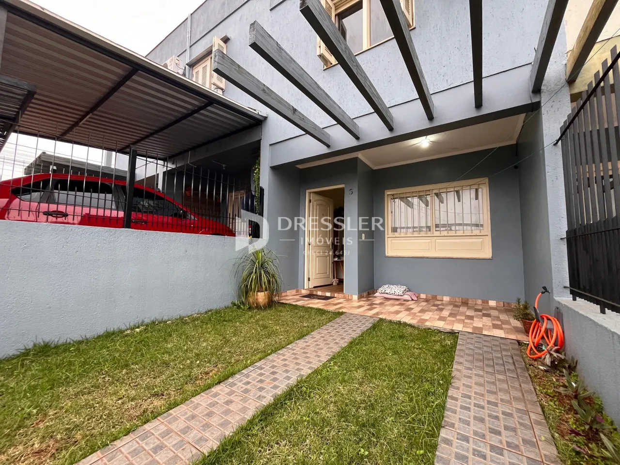 A fachada de uma casa em Lajeado, Brasil, com jardim e área de acesso.