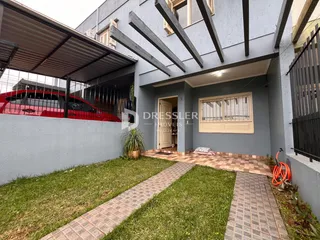 A fachada de uma casa em Lajeado, Brasil, com jardim e área de acesso.