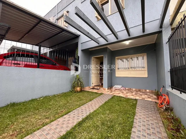 A fachada de uma casa em Lajeado, Brasil, com jardim e área de acesso.