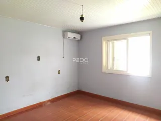 Interior de um cômodo com piso de cerâmica e janela.