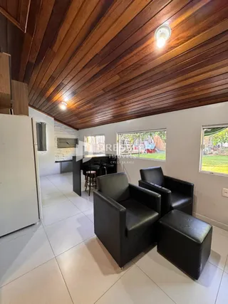 Foto de uma sala com teto de madeira e piso de cerâmica.