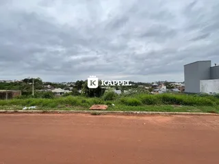 Vista externa da propriedade com vegetação verde e estrada de terra no primeiro plano.