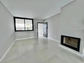 Ambiente interno com piso claro e paredes brancas.