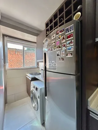 Vista da cozinha com janela de tijolos na propriedade.