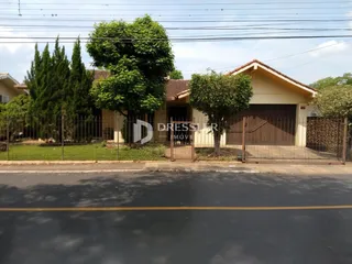 Fachada de uma casa em Lajeado, Brasil, com cerca e vegetação.