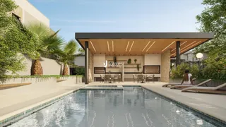 Vista da piscina e área externa com espreguiçadeiras.