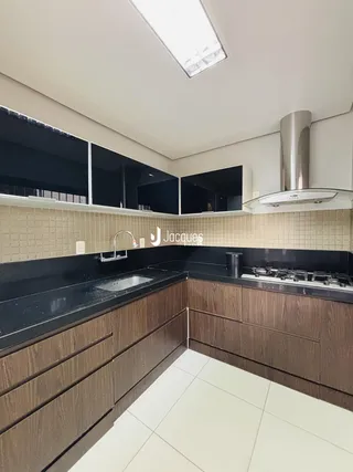 Foto da cozinha de um imóvel em Lajeado, Brasil, mostrando armários e bancadas escuras.